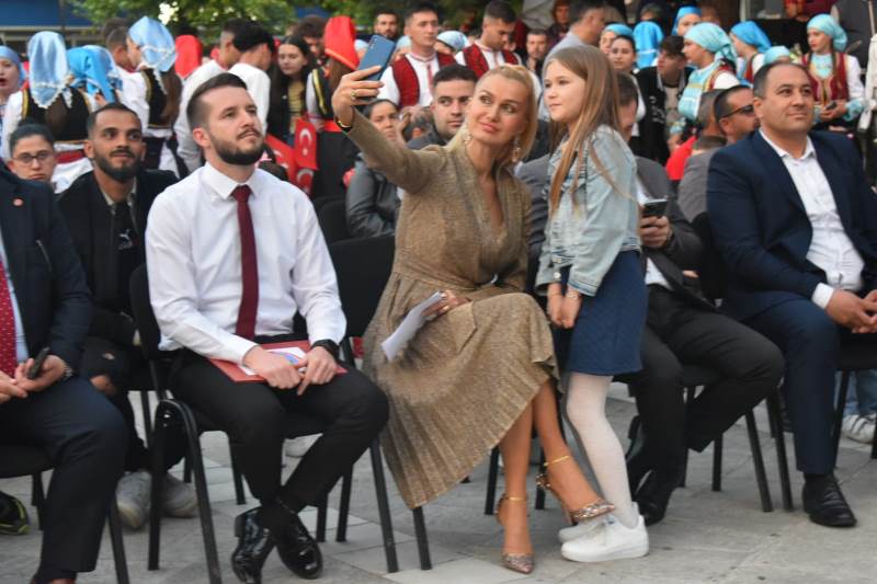 Tuğba Özay, Makedonya’da 19 Mayıs’ı Coşkuyla Kutladı 